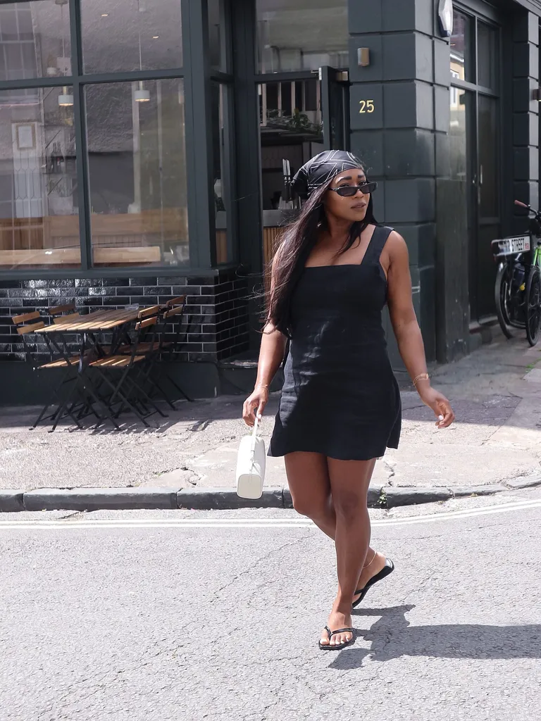 look com chinelo de dedo e vestido