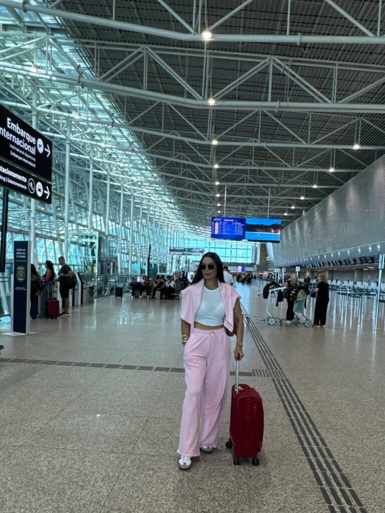 look de aeroporto com calça de moletom rosa