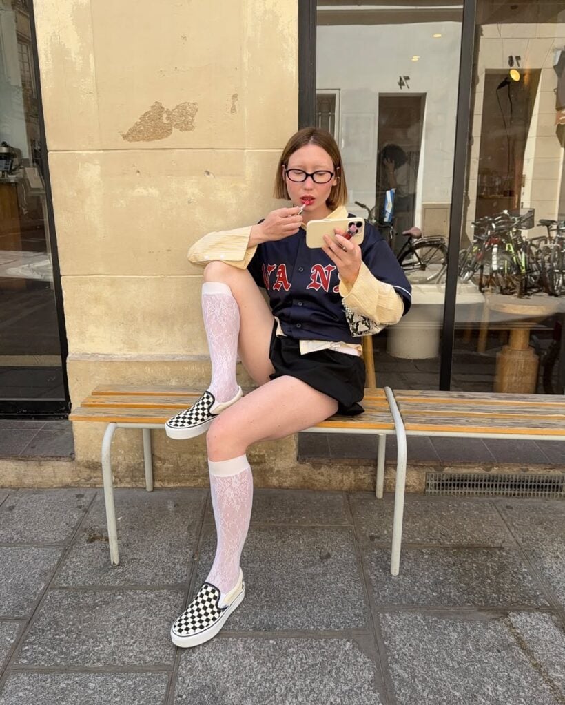 mulher jovem usando tênis vans quadriculado