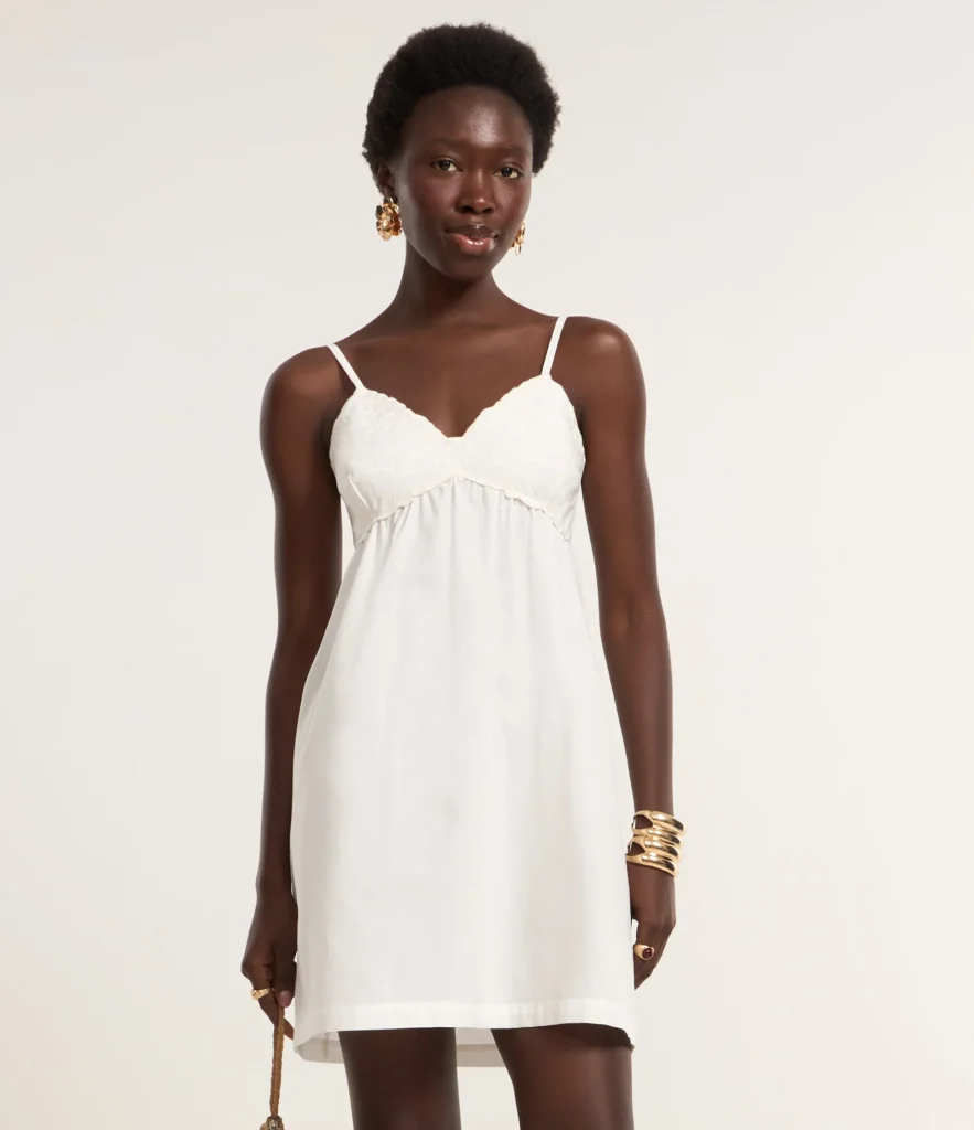 Vestido Curto em Tricoline com Busto Bordado