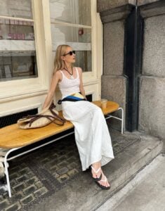 vestido com chinelo