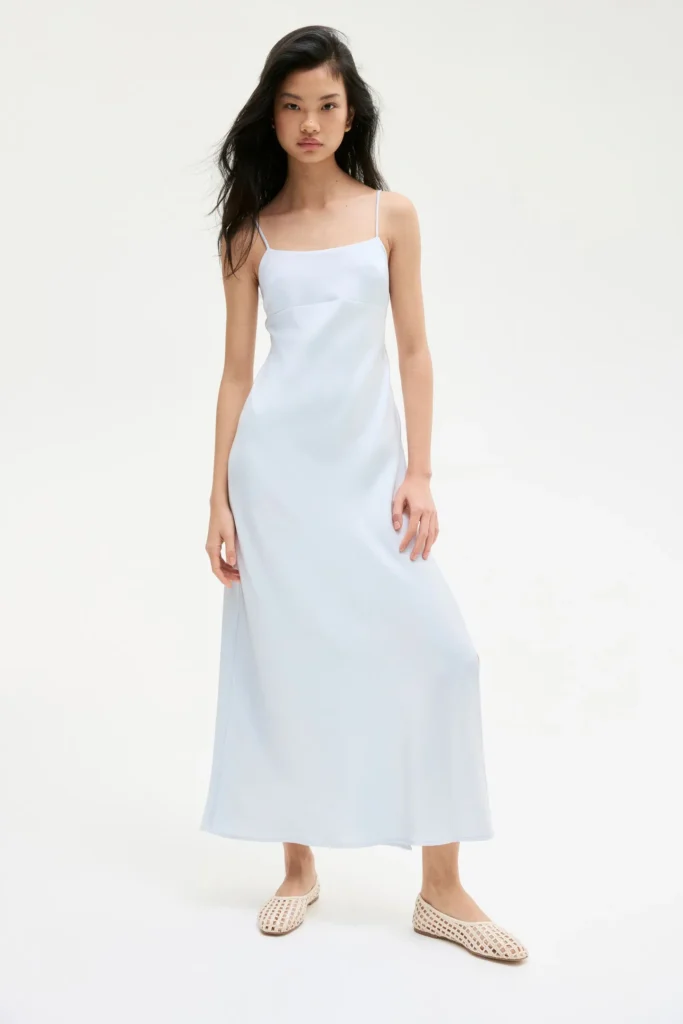 vestido longo com cordões de amarrar
