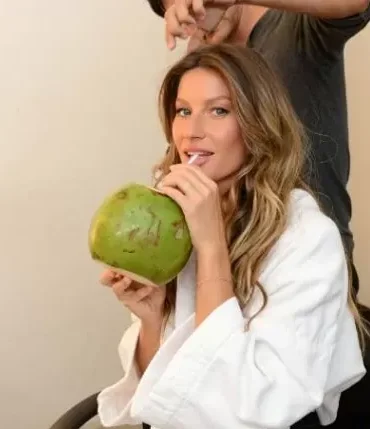 benefícios da água de coco
