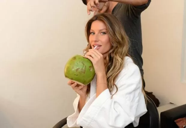 benefícios da água de coco