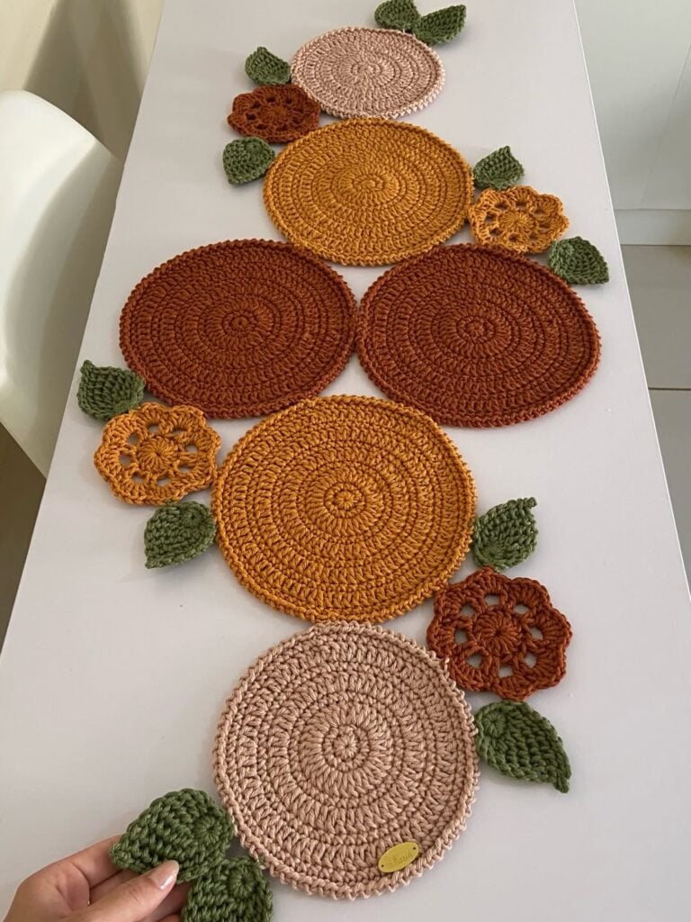 Caminho de mesa de crochê em bege, caramelo, terracota e verde