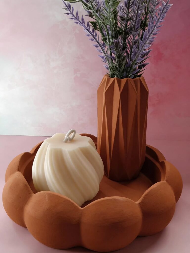Bandeja de cerâmica terracota com vela e vaso