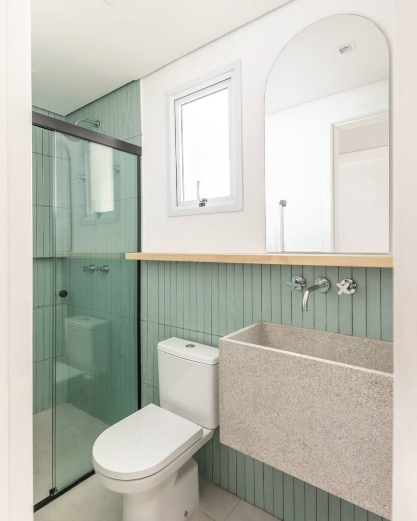 Banheiro com cuba profunda, espelho e azulejos verde