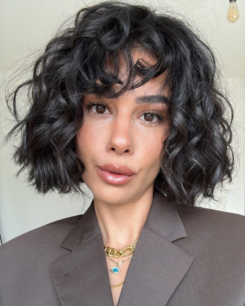 Cabelo bob curto e repicado cacheado