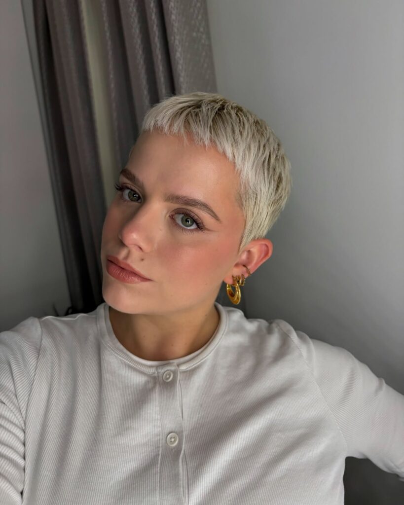 Cabelo pixie curto e repicado