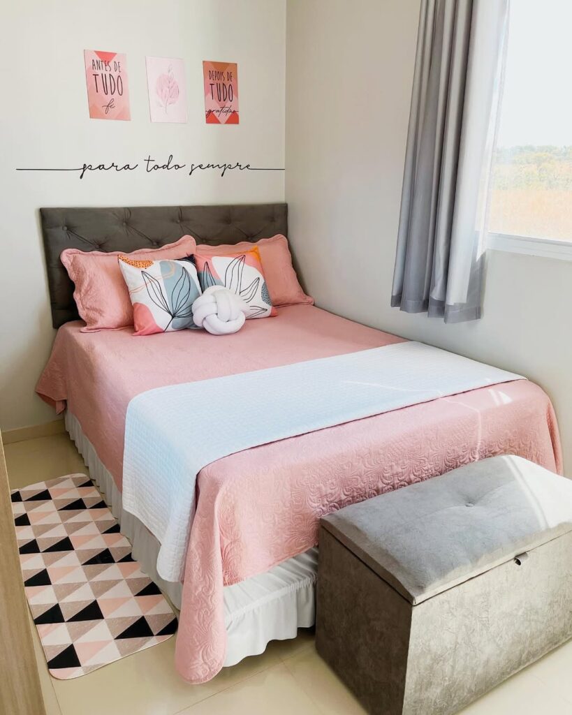 Ideia de cama posta de verão com colcha e almofadas rosa, manta branca e tapete de estampa geométrica