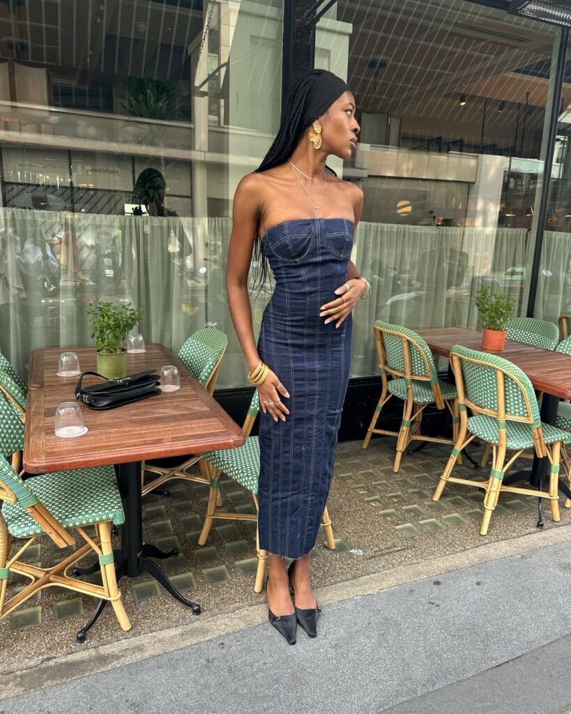 Mulher de pele preta, com vestido jeans e sapatilha slingback 