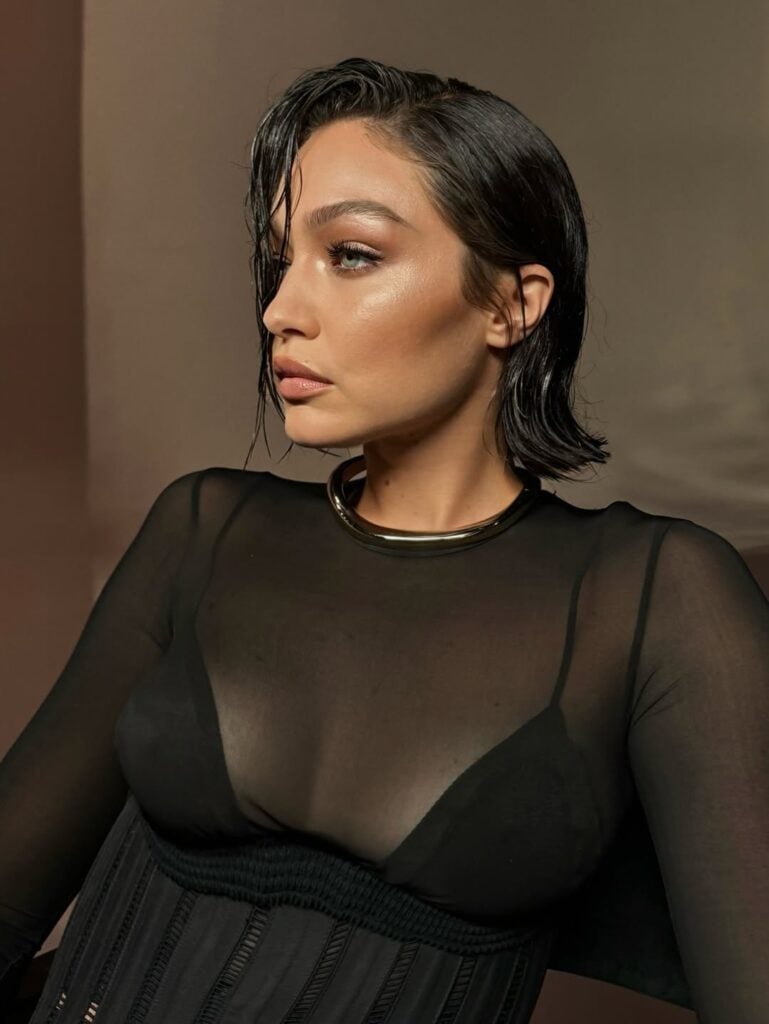 Gigi Hadid com look preto e mini bob preto
