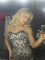 Sabrina Carpenter com body de onça e cabelo loiro com corte borboleta