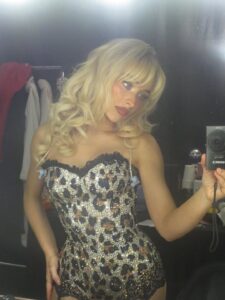 Sabrina Carpenter com body de onça e cabelo loiro com corte borboleta