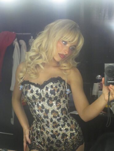 Sabrina Carpenter com body de onça e cabelo loiro com corte borboleta