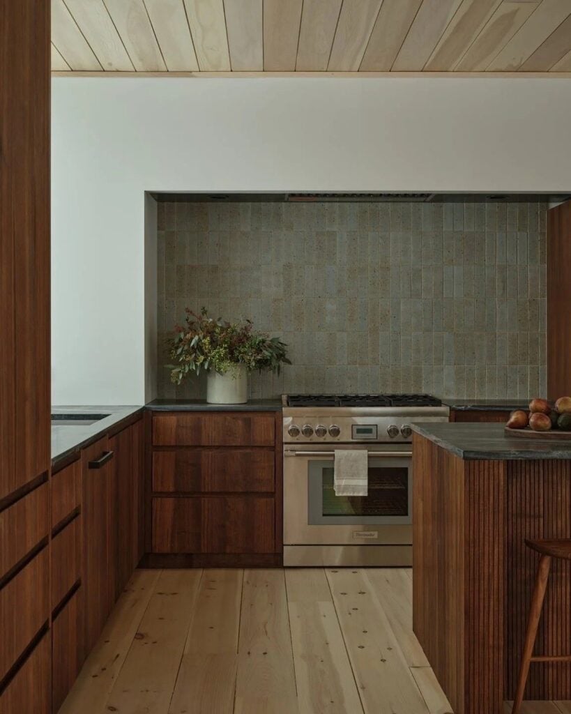 Cozinha com bancada verde