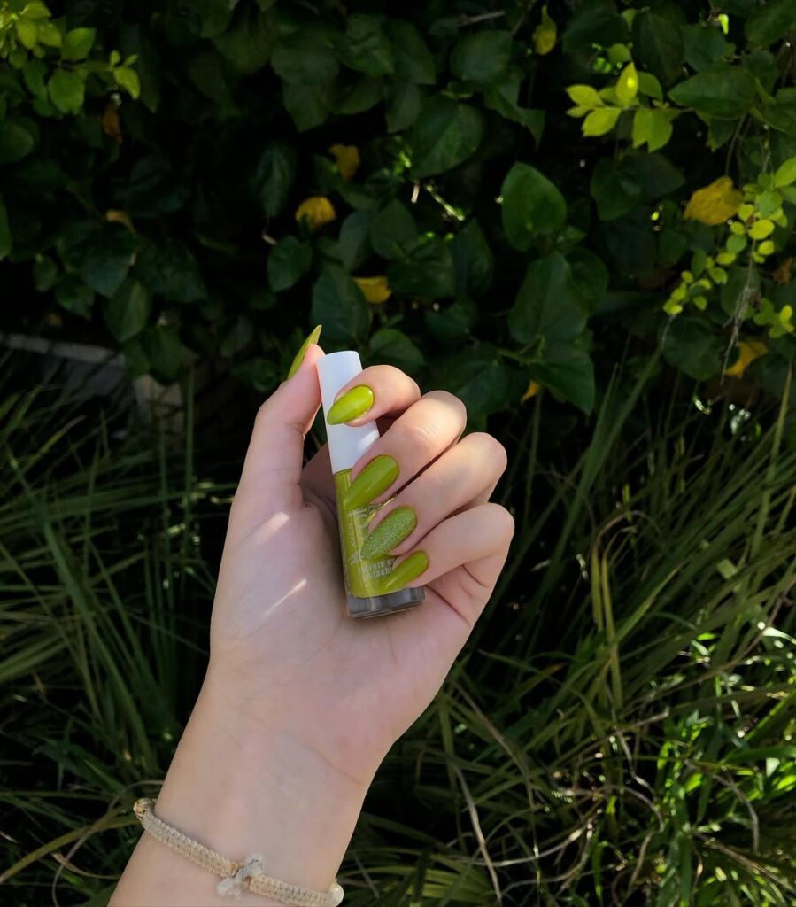 Mão de pele clara, com unha amendoada wasabi neon