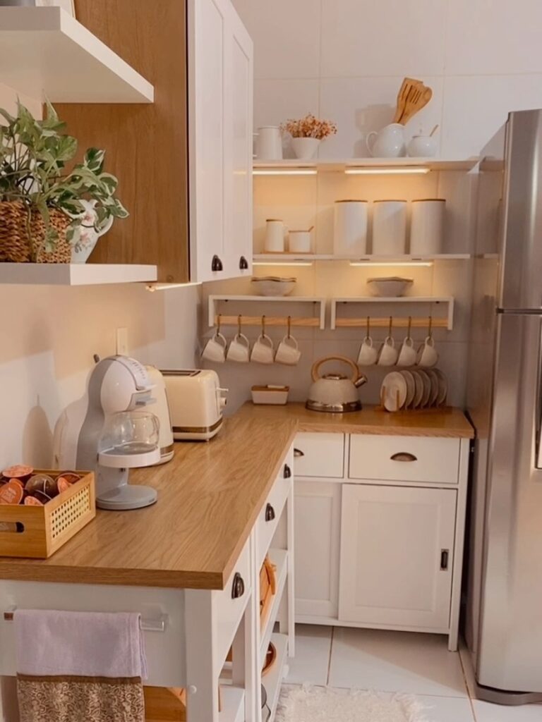 Ideia de espaço para café com suporte para xícaras e caixa para cápsulas