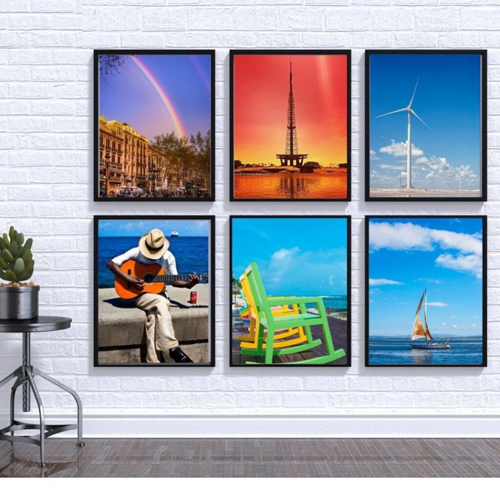 Parede de tijolinhos brancos com fotos quadros de fotos coloridas