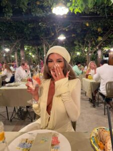 Mulher de pele clara, com look off white
