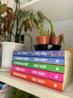 Livros da Emily Henry empilhados