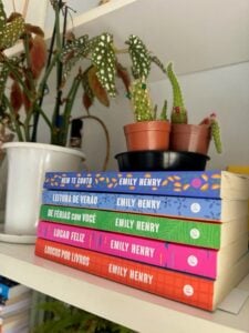 Livros da Emily Henry empilhados