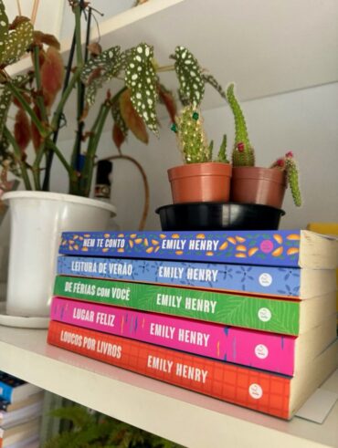 Livros da Emily Henry empilhados