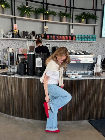 Mulher de pele clara, com blusa branca, jeans e sapato Mary Jane