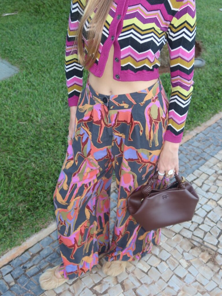 Mulher de pele clara, com look colorido e sapatilha tabi 