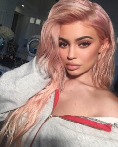 Kylie Jenner com cabelo rosa e maquiagem marcada