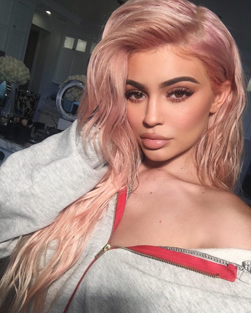 Kylie Jenner com cabelo rosa e maquiagem marcada