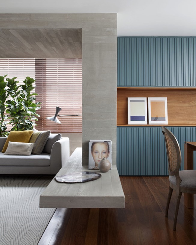 Sala de estar e jantar integradas com armário azul