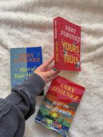 Capas de livros da Abby Jimenez em cima da cama
