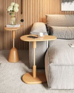 Sofá cinza com mesas laterais em formato orgânico com objetos decorativos