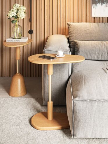 Sofá cinza com mesas laterais em formato orgânico com objetos decorativos