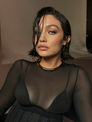 Gigi Hadid com look preto e mini bob preto