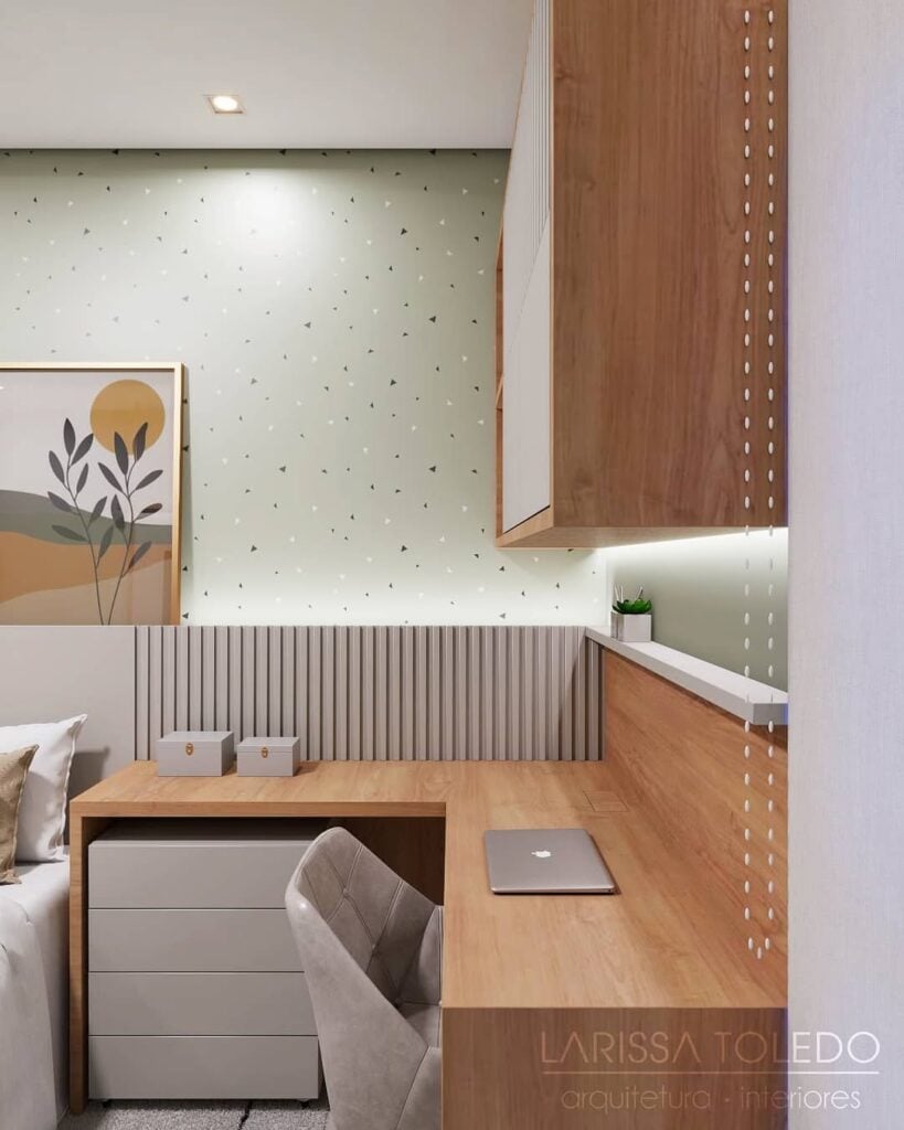 Quarto com bancada de estudo e papel de parede verde atrás da cama