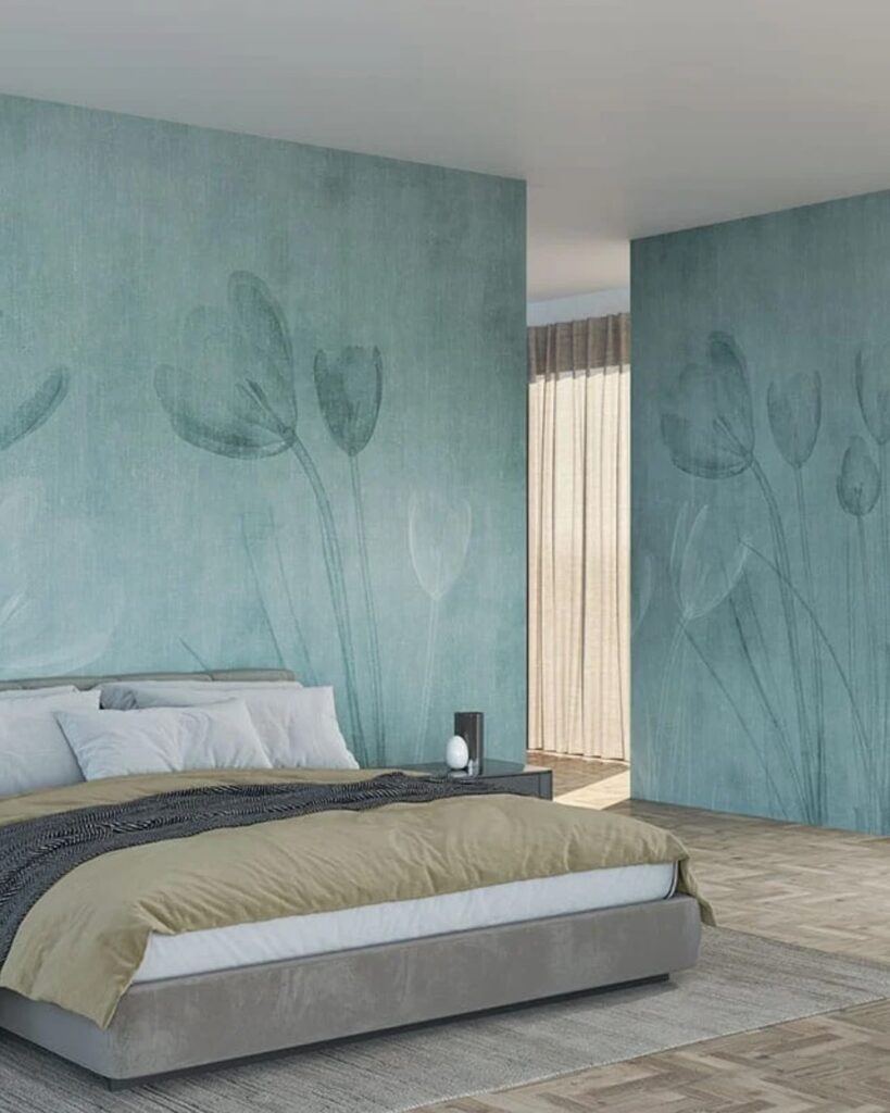 Quaero de casal com papel de parede vere com flores no mesmo tom