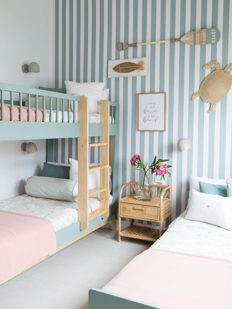 Quarto infantil com beliche e papel de parede listrado em verde e branco