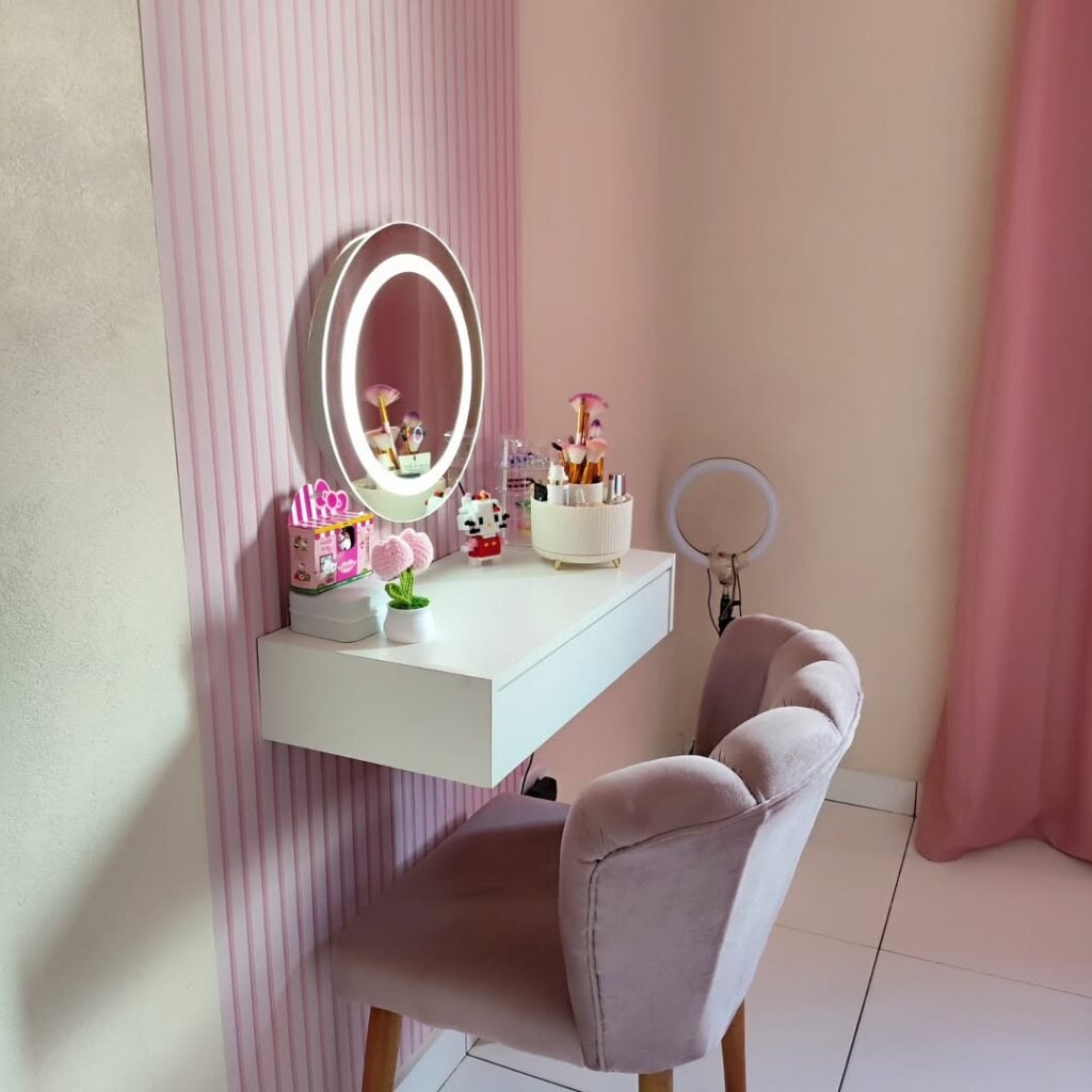 Penteadeira retangular branca com objetos decorativos e espelho circular
