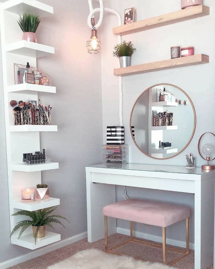Penteadeira minimalista branca com banqueta rosa e dourada