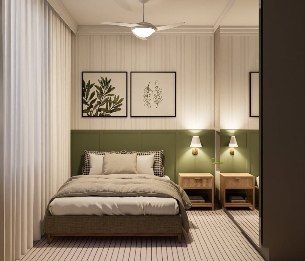 Quarto com cabeceira verde em toda a extensão da parede, mesa de cabeceira em madeira clara e arandela acima
