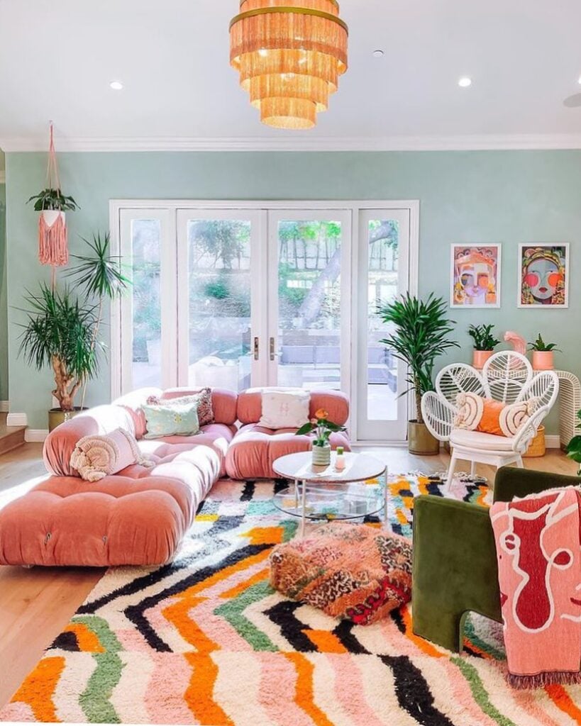 Sala de estar com Coral Caqui