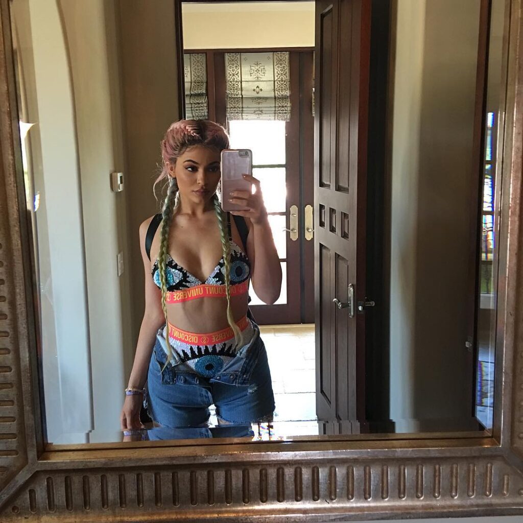 Kylie Jenner com trança boxeadora colorida