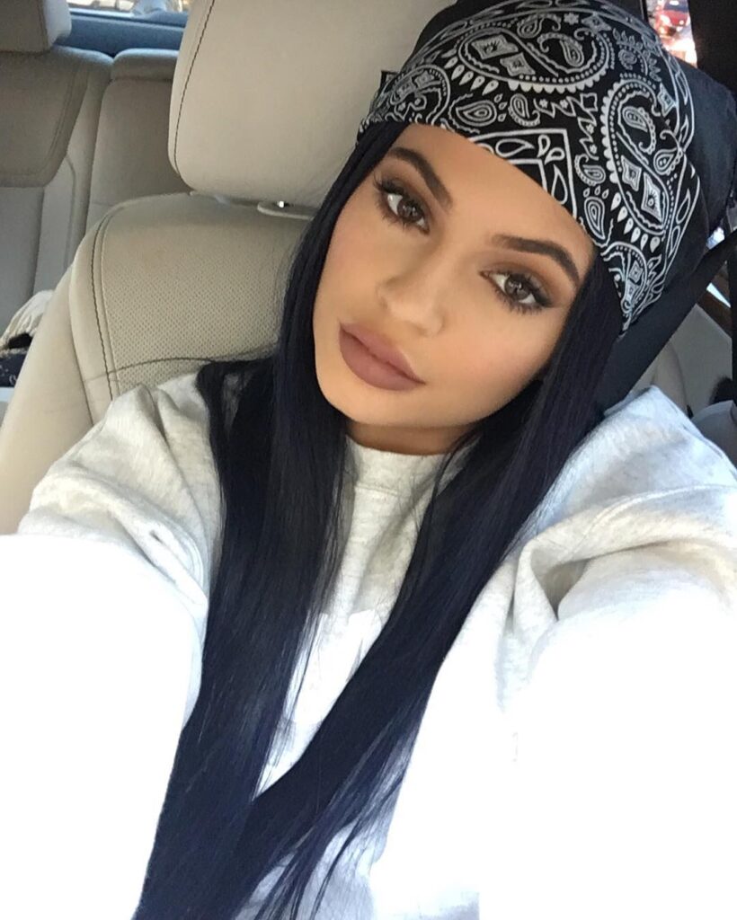 Kylie Jenner com moletom, bandana e maquiagem marcada