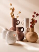 Vasos de cerâmica com linhas curvas em branco, caramelo e marrom