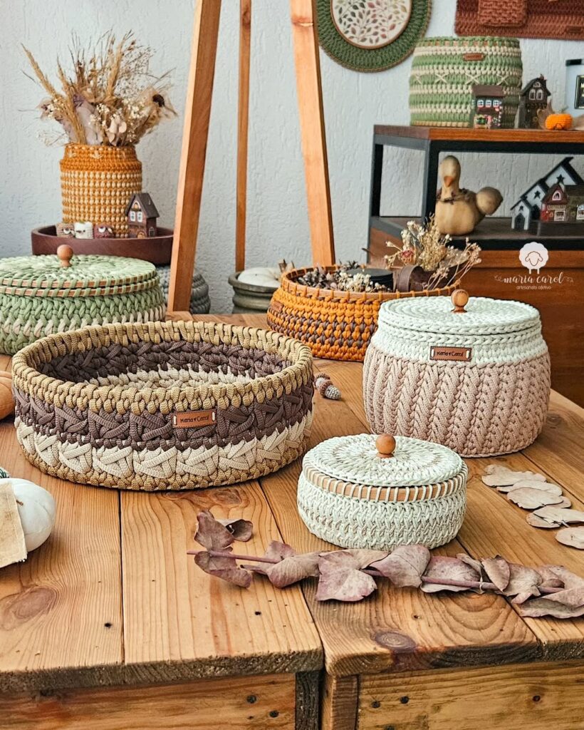 Mesa de madeira com cestos de crochê