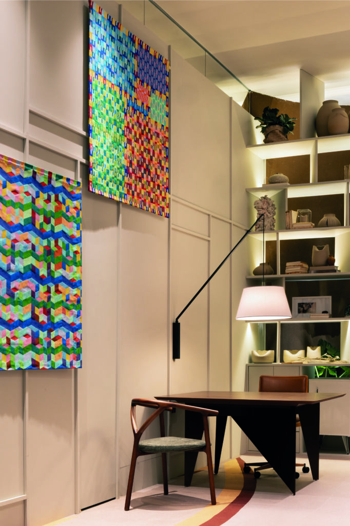 Escritório com parede branca e quadros com imagens coloridas