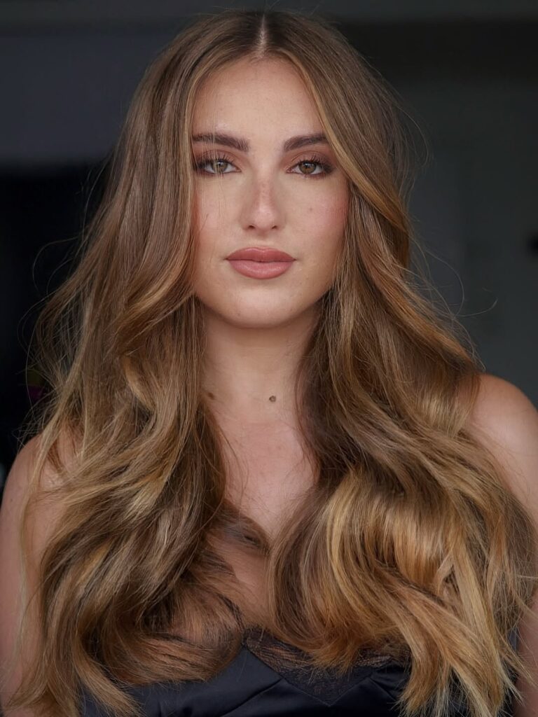 Mulher de pele clara, com cabelo loiro e maquiagem toasty