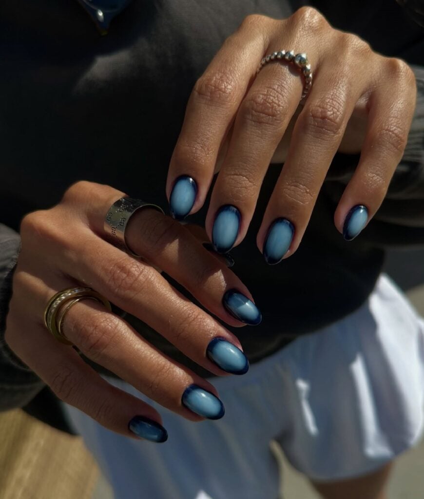 Unha de gel com nail art aura em mão de pele negra